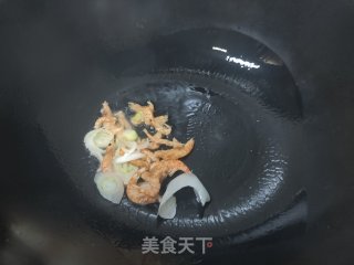 牛肉鳞虾鸡蛋面的做法步骤：5