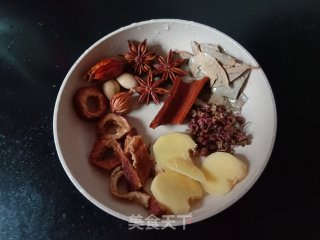 卤牛腱子的做法步骤：2