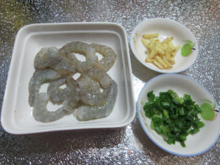 葱油虾仁的做法步骤：1