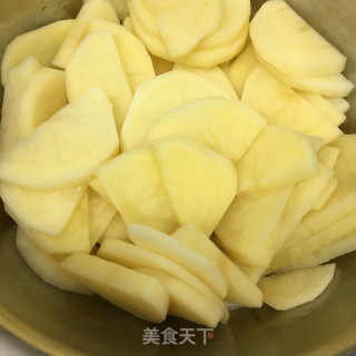 香葱胡萝卜炒土豆片的做法步骤：2