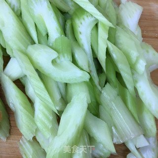 腊肉炒西芹的做法步骤：1
