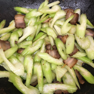 腊肉炒西芹的做法步骤：4