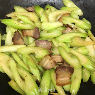 腊肉炒西芹的做法步骤：5