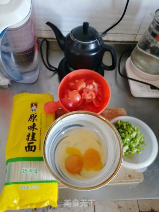 西红柿鸡蛋尖椒拌面的做法步骤：1