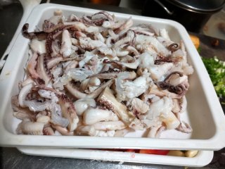 鱿鱼干锅的做法步骤：2