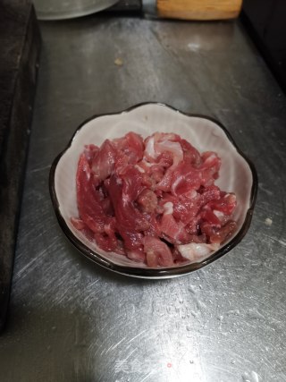 豌豆炒肉丝的做法步骤：2
