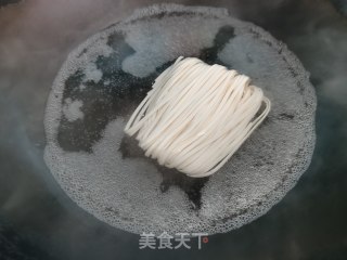 肉丸香菇汤面的做法步骤：1