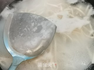 肉丸香菇汤面的做法步骤：2