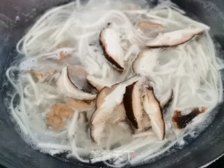 肉丸香菇汤面的做法步骤：4