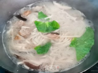肉丸香菇汤面的做法步骤：6