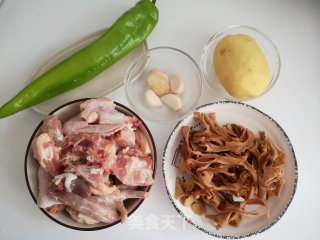 栗蘑土豆炖鸡的做法步骤：1