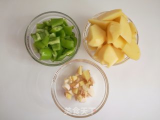 栗蘑土豆炖鸡的做法步骤：2