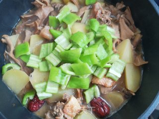 栗蘑土豆炖鸡的做法步骤：12