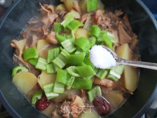 栗蘑土豆炖鸡的做法步骤：13