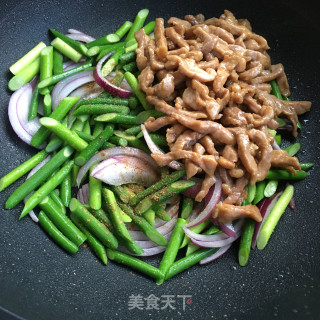 洋葱蒜苔炒肉丝的做法步骤：7