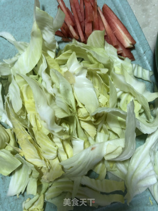 青椒肥肠炒包菜的做法步骤：1