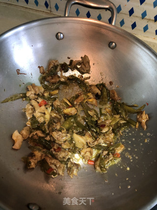 青椒肥肠炒包菜的做法步骤：2