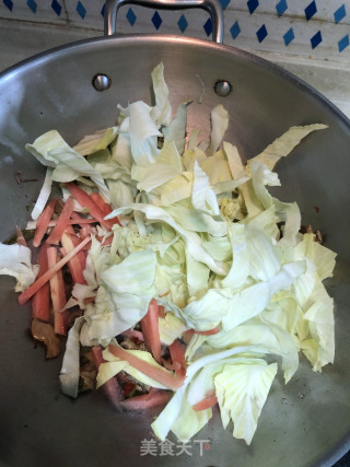 青椒肥肠炒包菜的做法步骤：3