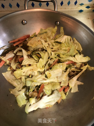 青椒肥肠炒包菜的做法步骤：4