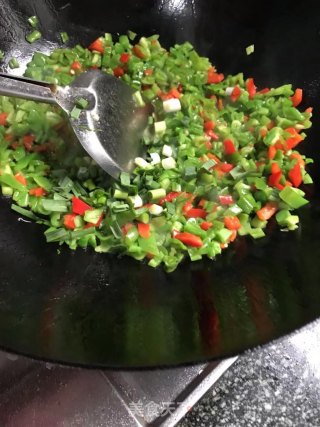 青椒炒鸡蛋的做法步骤：1