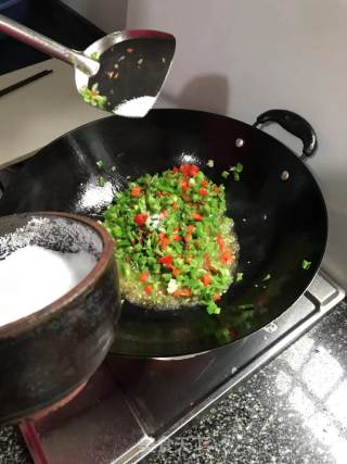 青椒炒鸡蛋的做法步骤：2