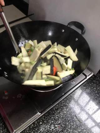 双椒炒茄子的做法步骤：1