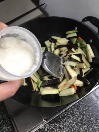 双椒炒茄子的做法步骤：2