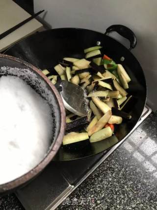双椒炒茄子的做法步骤：3