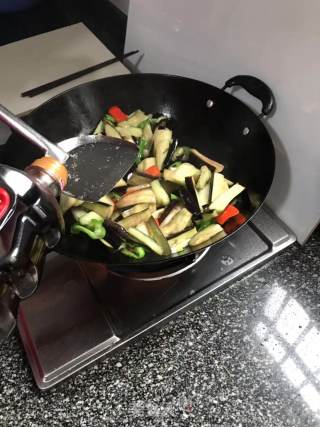 双椒炒茄子的做法步骤：4