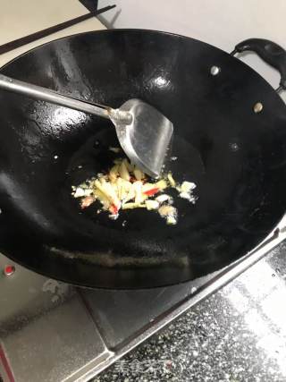 香辣河虾的做法步骤：1
