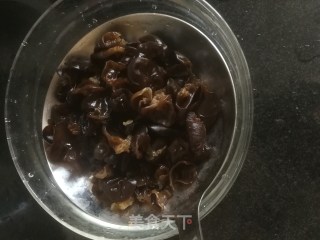 木耳炒肉的做法步骤：3