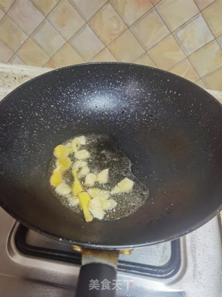 腊肠炒青红椒的做法步骤：2