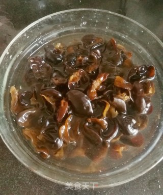 木耳拌菠菜的做法步骤：2