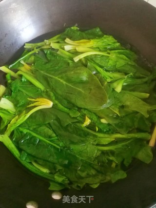 木耳拌菠菜的做法步骤：3