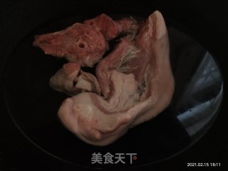 猪肉炒西蓝花的做法步骤：1