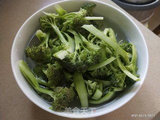 猪肉炒西蓝花的做法步骤：2