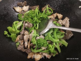 猪肉炒西蓝花的做法步骤：7