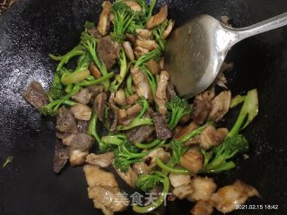 猪肉炒西蓝花的做法步骤：8