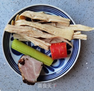 腐竹肉片的做法步骤：1