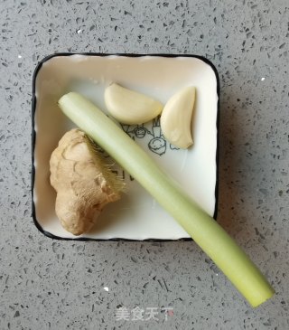 腐竹肉片的做法步骤：2