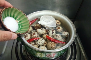 香卤鹌鹑蛋的做法步骤：4