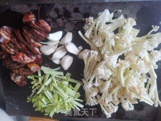 干锅麻辣肠花菜的做法步骤：2