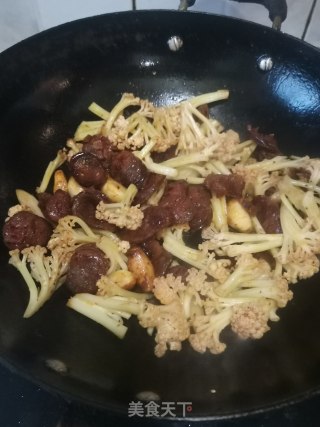 干锅麻辣肠花菜的做法步骤：7