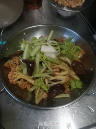 干锅麻辣肠花菜的做法步骤：8