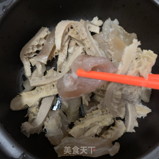 白萝卜焖牛肚牛筋的做法步骤：4