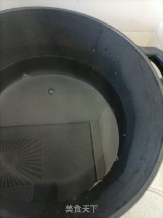 玫瑰花葡萄干红糖凉粉的做法步骤：2