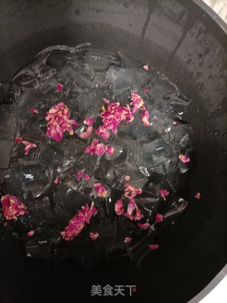 玫瑰花葡萄干红糖凉粉的做法步骤：4