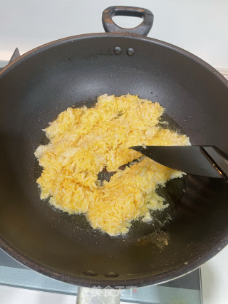 鲍鱼葱花蛋炒饭的做法步骤：2