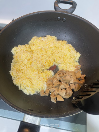 鲍鱼葱花蛋炒饭的做法步骤：3