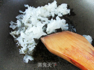 银耳牛肉炒青瓜的做法步骤：4